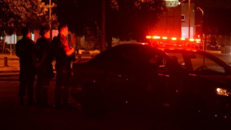 Policiais e viatura em ocorrência noturna.