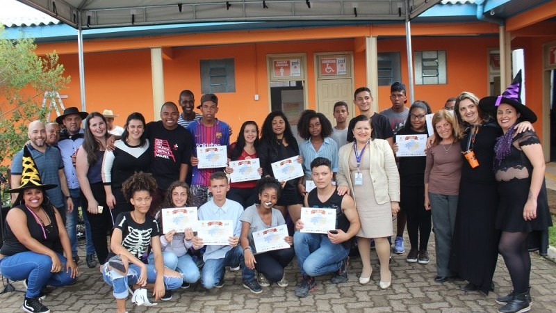 Jovens posam para foto com seus diplomas