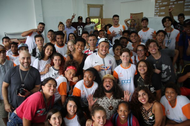 Jovens do CJ Alvorada participaram de exercício no qual fizeram a base para o rapper cantar