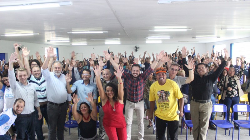 Jovens, familiares, equipe técnica e autoridades participaram do evento de reabertura do CJ