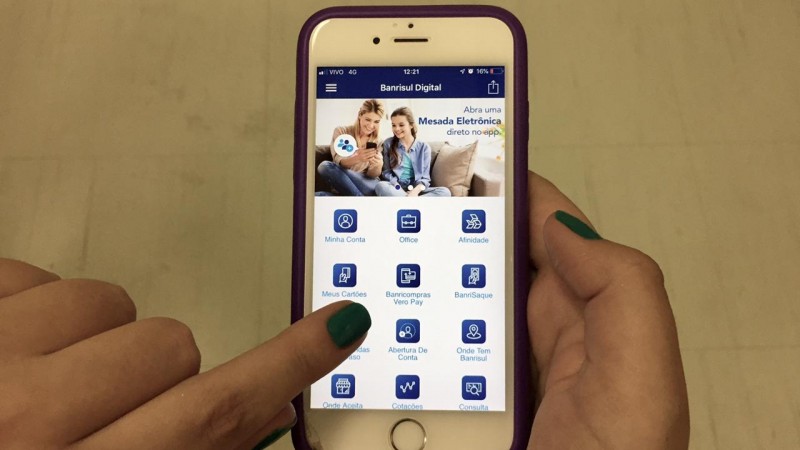 Com o app Banrisul Digital, jovens multiplicadores podem consultar informações do cartão da bolsa onde estiverem