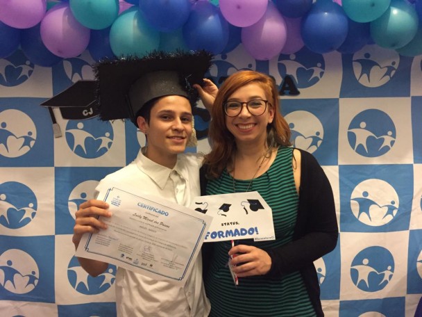 Luidy exibe o diploma de Inglês orgulhoso ao lado da professora Mariana Sosnowski